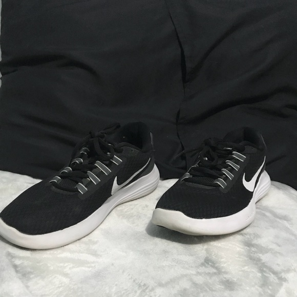 Women’s Nike black lunarlon tennis shoes - Picture 4 of 4